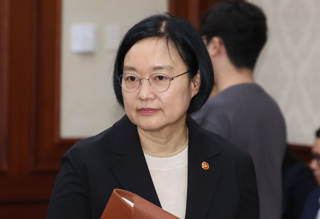 한성숙 중소벤처기업부 장관이 지난달 29일 서울 종로구 세종대로 정부서울청사에서 열린 비상경제본부 희의 겸 경제관계장관회의에 참석하고 있다.뉴스1