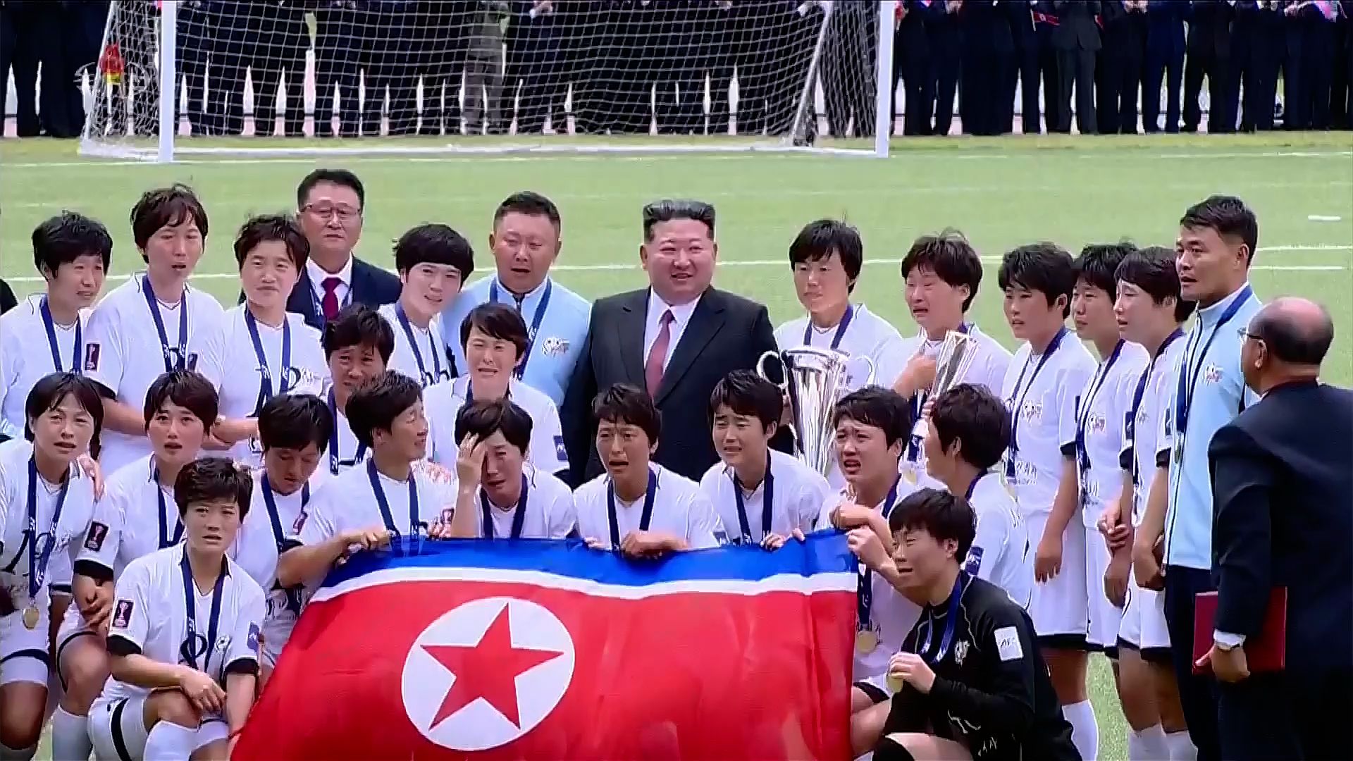 김정은 북한 국무위원장이 지난 1일 노동당 중앙간부학교 창립 80주년 기념행사에서 2025-2026 AFC 여자 챔피언스리그(AWCL) 우승팀인 내고향팀 선수·감독들과 기념촬영을 하고 있다. 연합뉴스, 무단 전재-재배포, AI 학습 및 활용 금지〉