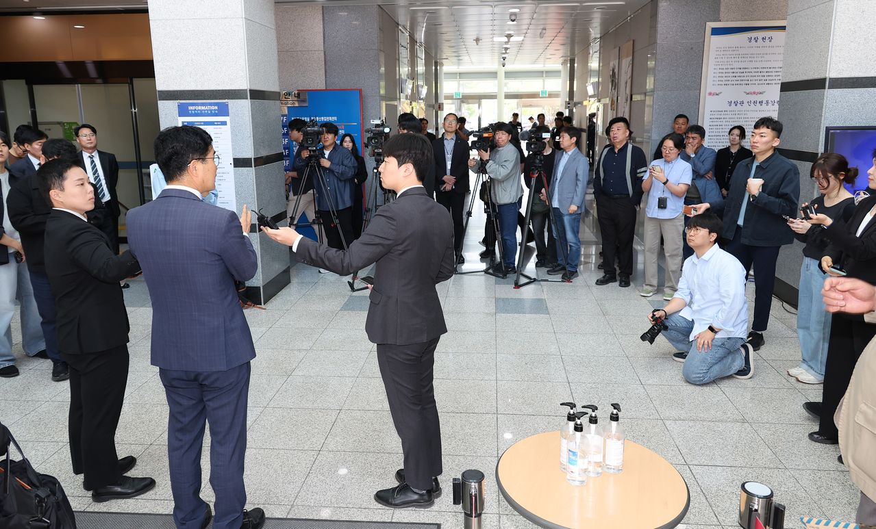 더불어민주당 이원택 전북지사 후보가 지난달 7일 공직선거법 위반 혐의로 전북경찰청에 피의자 조사를 받기 위해 출석하기 전 취재진 질문에 답하고 있다. 연합뉴스