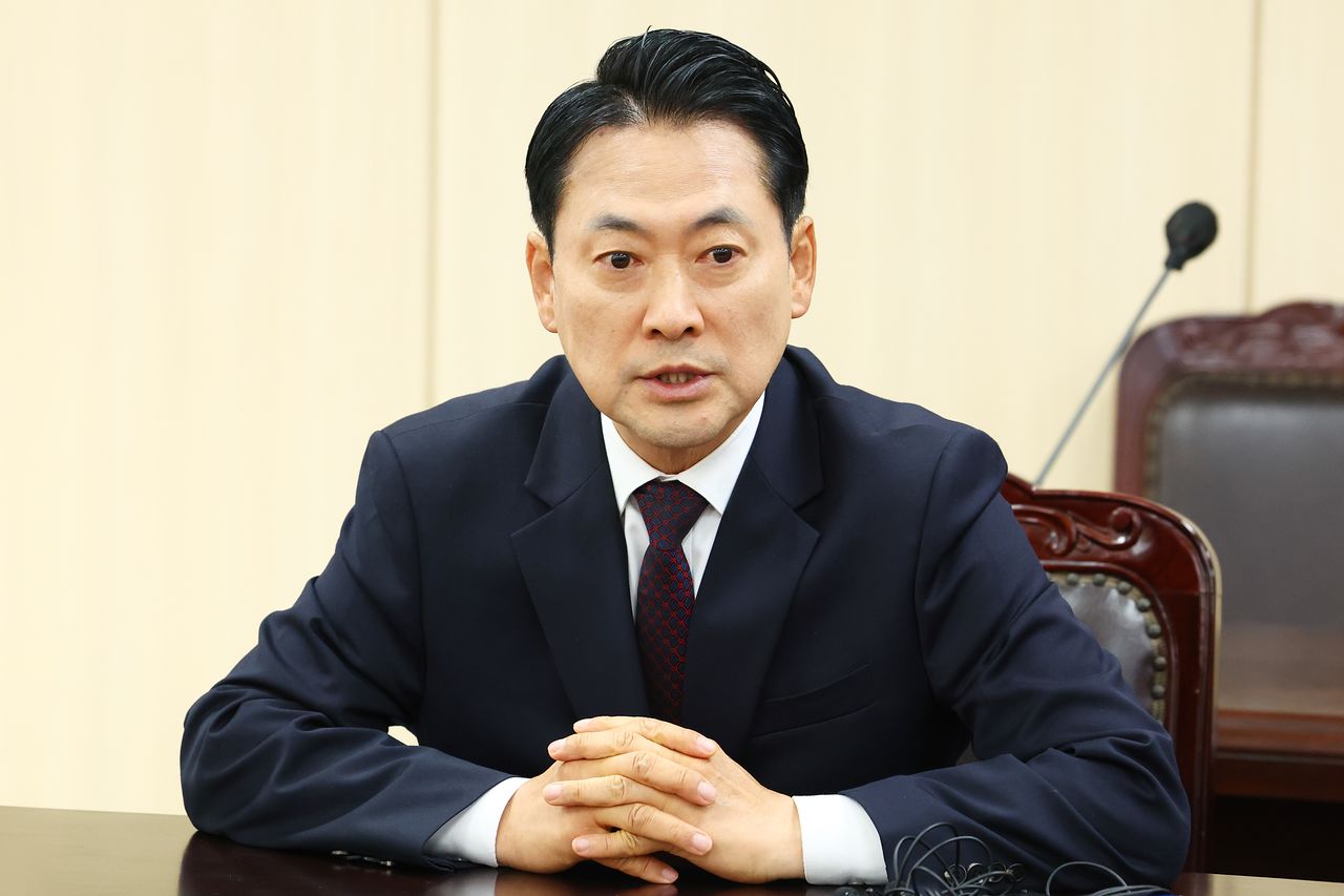 장동혁 국민의힘 대표가 5일 서울 종로구 서울시선거관리위원회를 항의 방문해 선관위 관계자들을 면담하고 있다. 연합뉴스