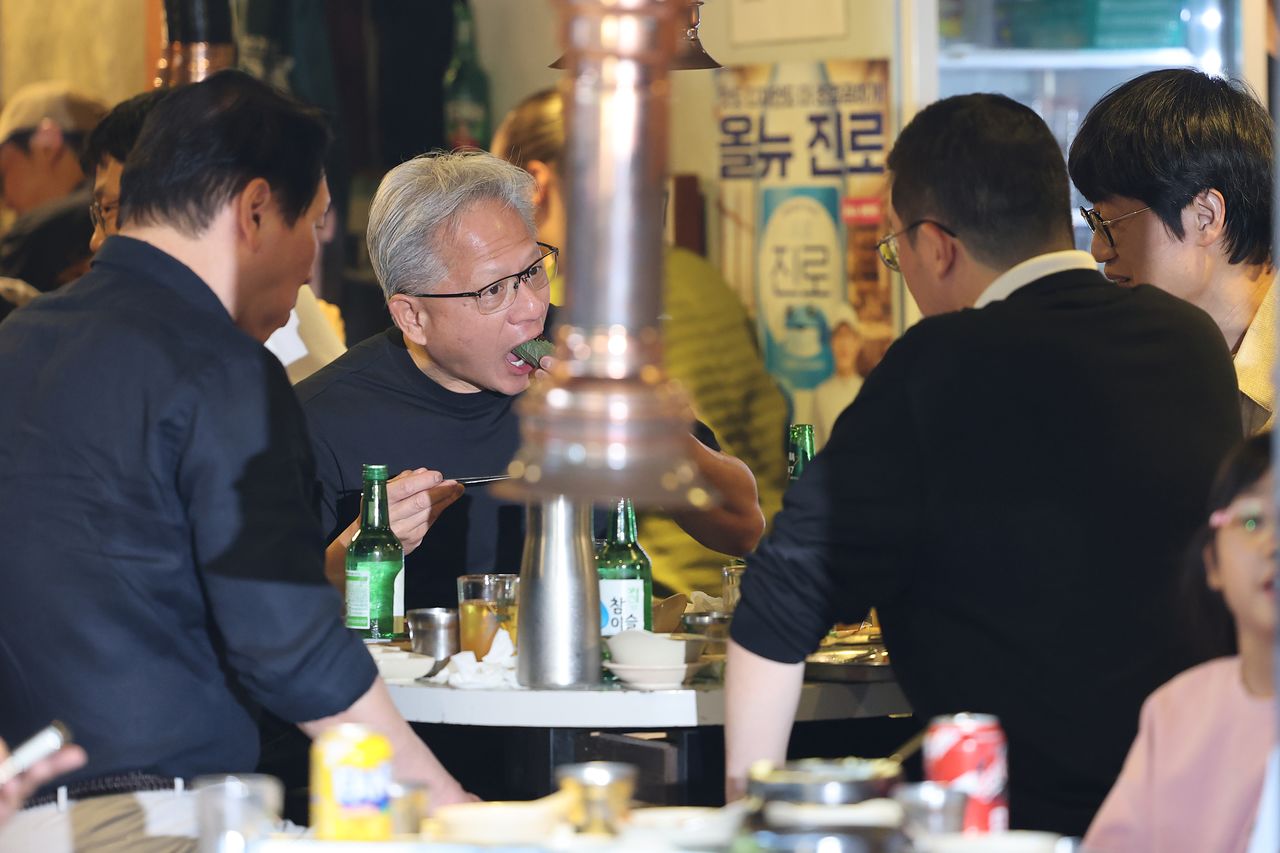 젠슨 황 엔비디아 최고경영자(CEO)가 5일 오후 서울 마포구 홍익대학교 인근의 삼겹살 음식점 '형님저요'에서 최태원 SK그룹 회장과 구광모 LG그룹 회장, 이해진 네이버 의장과 회동을 하고 있다. 뉴스1