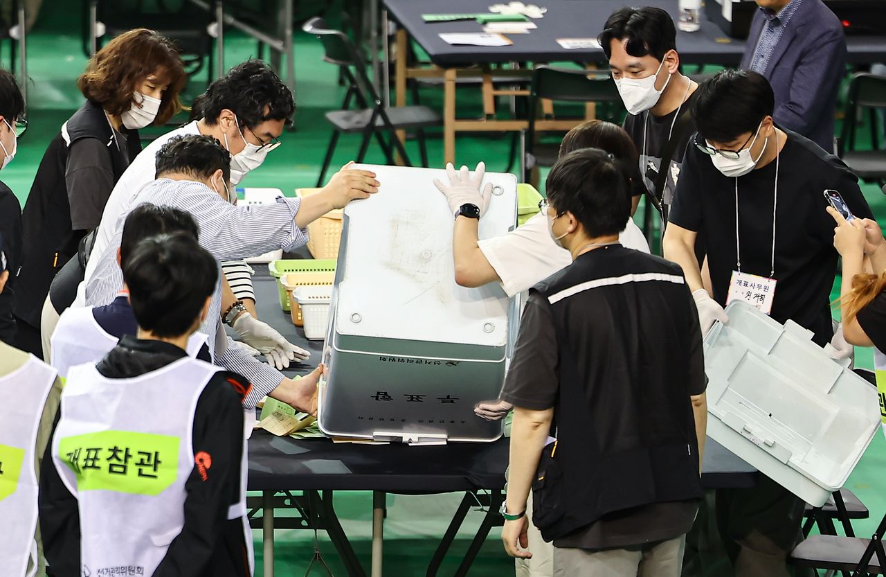 5일 서울 송파구 올림픽공원 핸드볼경기장에서 '투표용지 부족 사태'가 불거져 개표가 미뤄졌던 잠실7동 제2투표소 투표함의 개표가 진행되고 있다. 뉴스1