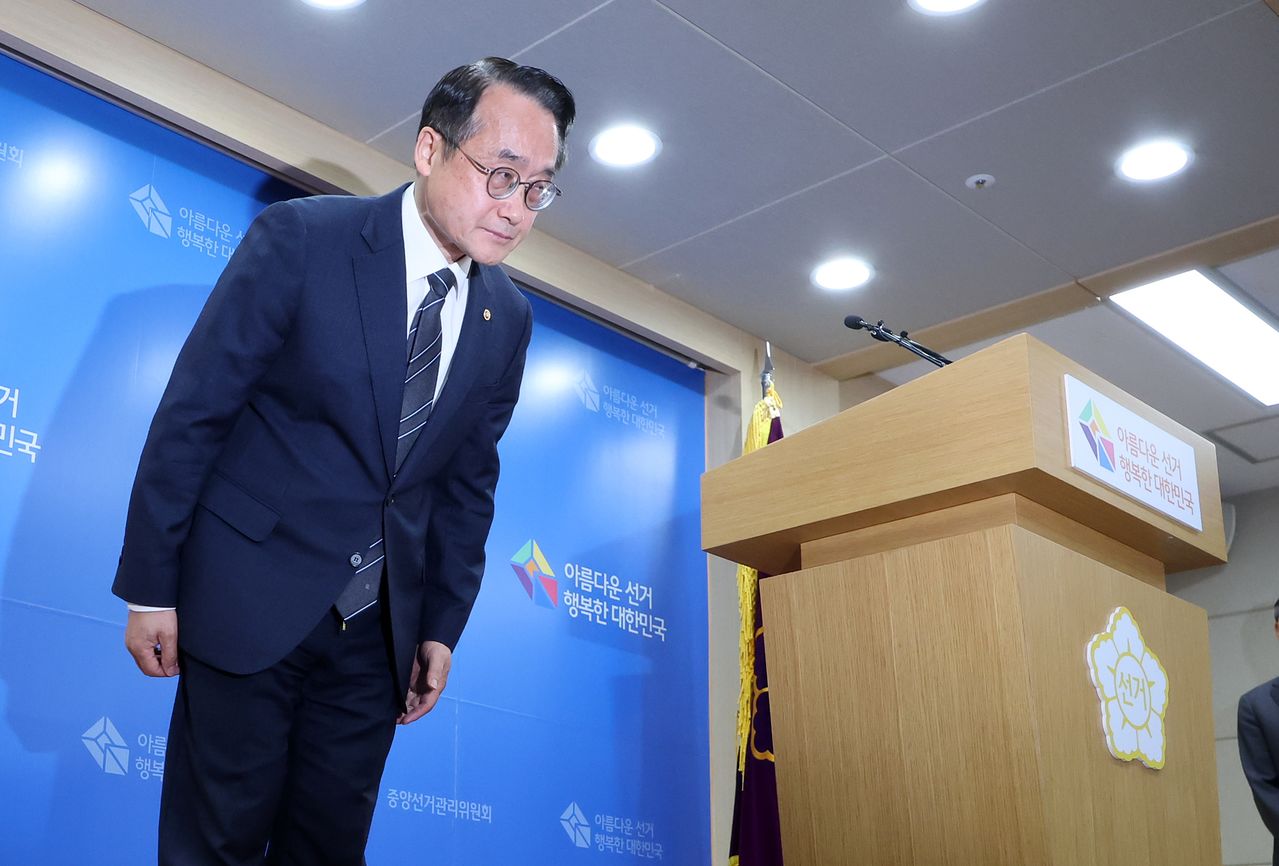 허철훈 중앙선거관리위원회 사무총장이 6·3 지방선거 본투표가 실시된 3일 경기 과천 중앙선관위원회에서 서울 송파구 등 일부 투표소에서 벌어진 투표용지 부족 사태와 관련해 대국민 사과를 하고 있다.뉴스1