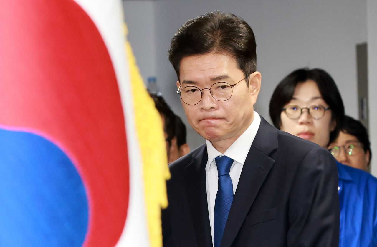 정원오 더불어민주당 서울시장 후보가 4일 지방선거 관련 입장을 밝히기 위해 이동하고 있다. 뉴스1