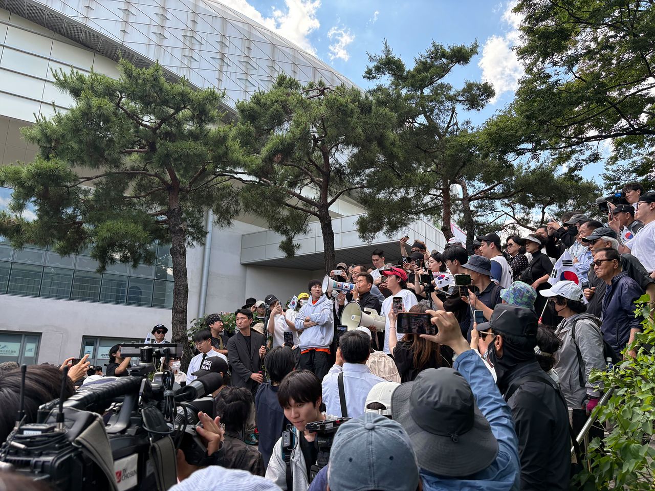 5일 개표소인 서울 송파구 올림픽공원 핸드볼경기장 앞에서 보수 유튜버 전한길(56·본명 전유관)씨가 발언하고 있다. 김예정 기자