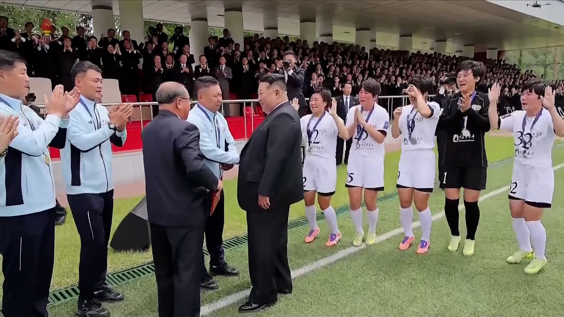 김정은 국무위원장이 지난 1일 노동당 중앙간부학교 창립 80주년 기념행사에서 2025-2026 AFC 여자 챔피언스리그(AWCL) 우승팀인 내고향팀 이유일 감독과 악수하며 격려하고 있다. 연합뉴스