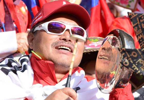 김흥국이 2012년 영국 코벤트리 시티오브코벤트리 스타디움에서 열린 올림픽 축구대표팀과 스위스의 경기에서 응원을 하는 모습. 올림픽사진공동취재단