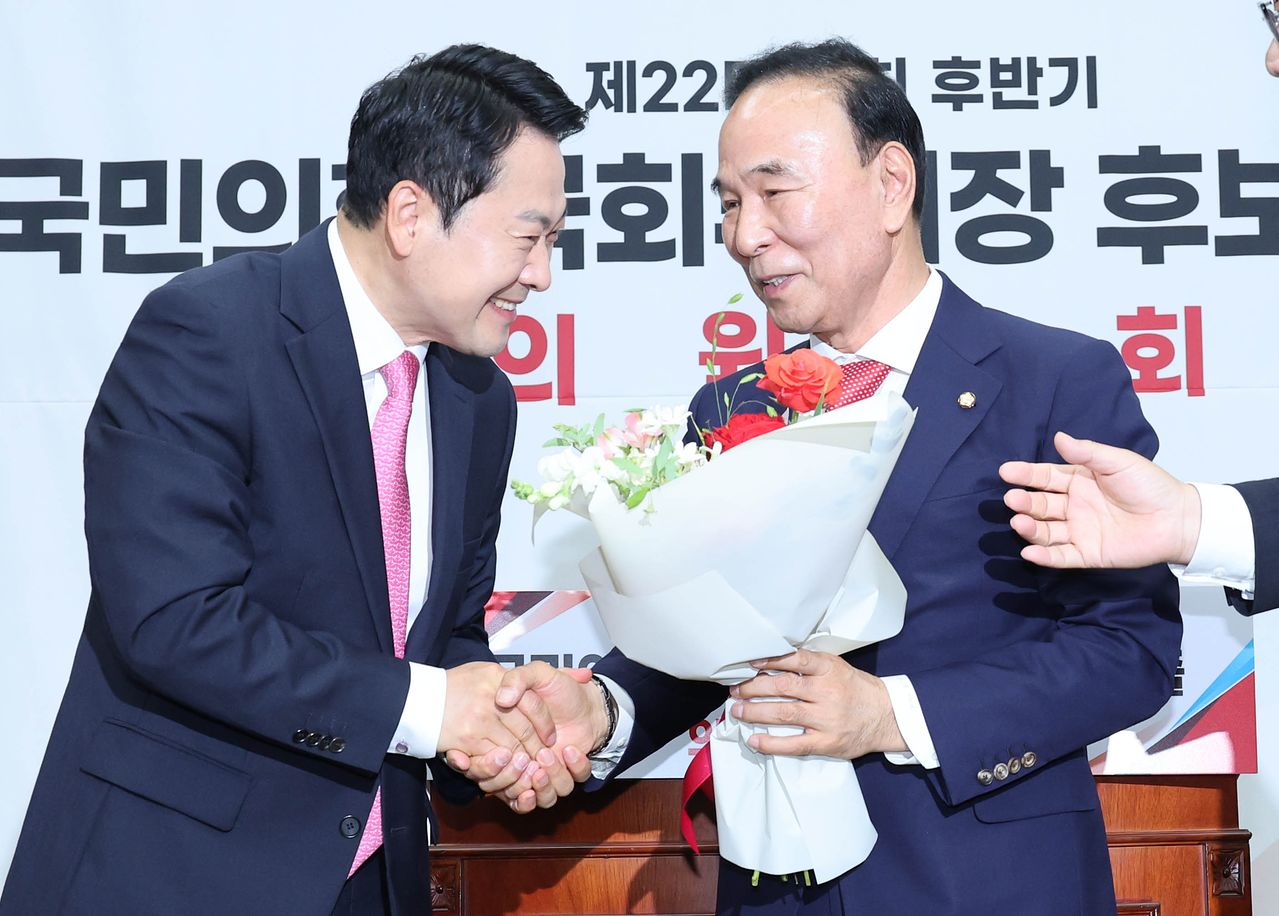 국회부의장 후보로 선출된 국민의힘 박덕흠 의원(오른쪽)이 장동혁 대표와 인사하고 있다. 임현동 기자