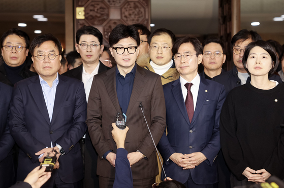 지난해 12월 윤석열 대통령이 비상계엄령을 선포한 직후인 4일 새벽 서울 여의도 국회 로텐더홀에서 한동훈 국민의힘 대표 등 의원들이 비상계엄 해제 요구 결의안 통과 후 입장을 발표하고 있다. 전민규 기자