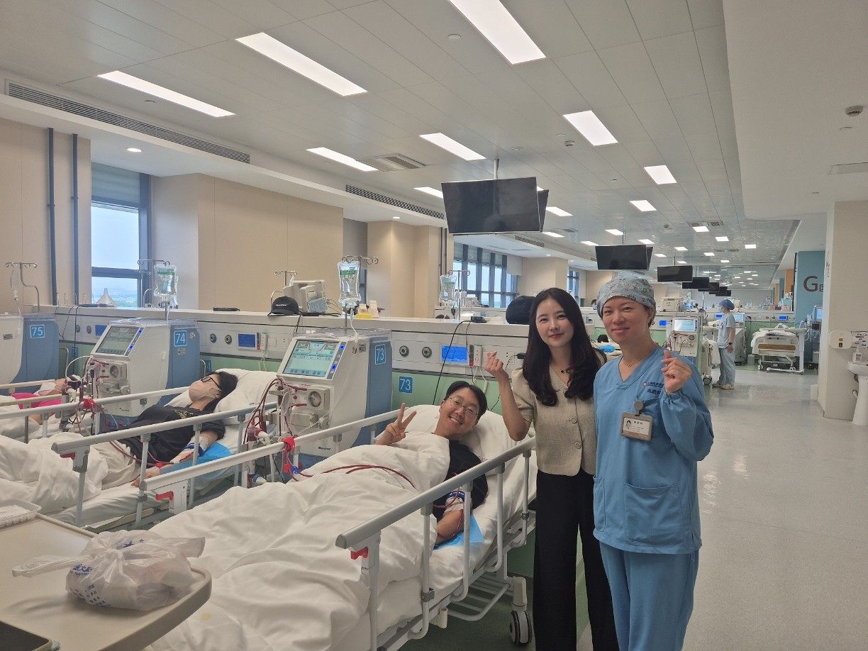 지난달 29일(현지시간) 중국 상하이이다병원에서 전동수씨가 투석 치료를 받고 있다. 사진 대한신장학회
