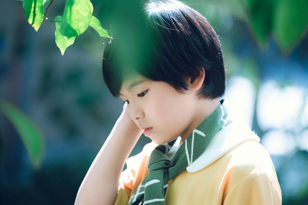 영화 '상자 속의 양'(6월 10일 개봉)에서 죽은 아들을 본뜬 휴머노이드 역할은 아역 배우 쿠와키 리무(10)가 로봇의 기묘함과 천진난만함을 오가며 연기했다. 200대 1의 경쟁률을 뚫고 오디션에 발탁된 그를 두고 고레에다 감독은 "촬영하며 테이크를 거듭할 때마다 대사 뉘앙스나 분위기를 바꿔가는 놀이 감각, 약간의 응용력이 있다고 느꼈다"고 칭찬했다. 사진 미디어캐슬
