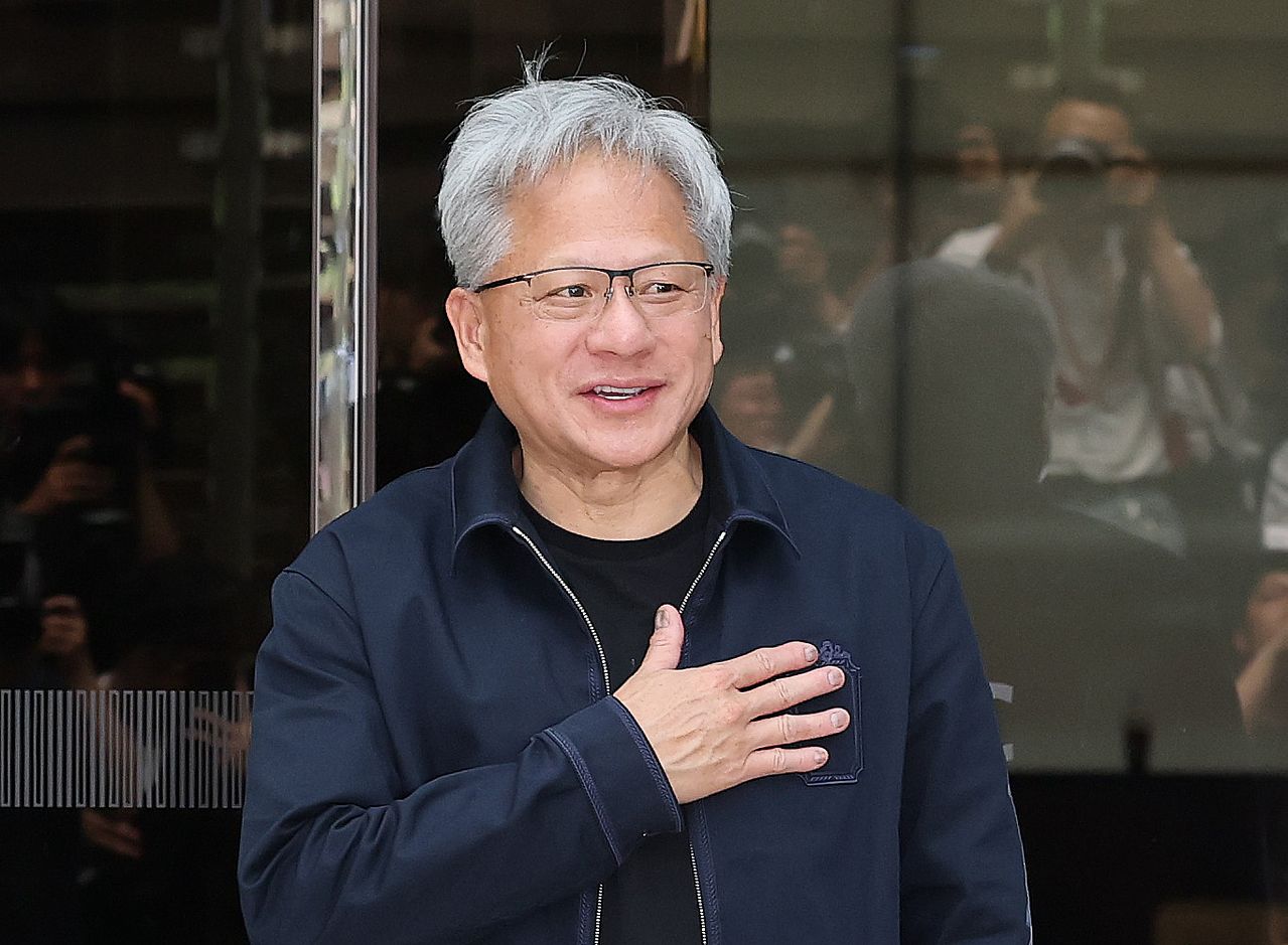 젠슨 황 엔비디아 최고경영자(CEO)가 5일 오후 서울 강서구 서울김포비즈니스항공센터(SGBAC)를 통해 입국하고 있다. 젠슨 황은 이날 국내 주요 기업 총수들과 회동할 예정이다. 뉴스1