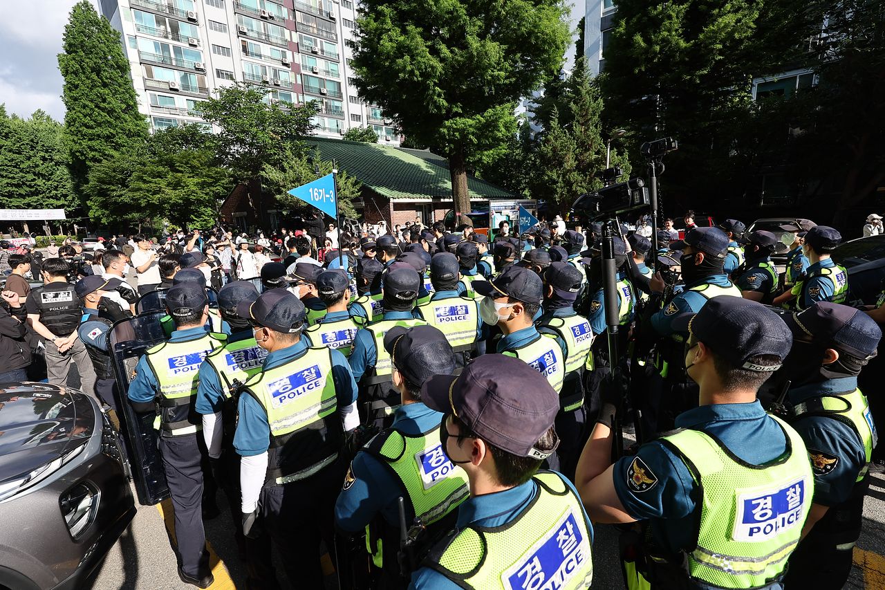 5일 '투표용지 부족' 사태가 발생한 서울 송파구 잠실7동 제2투표소 앞에서 집회 참가자들이 투표함 반출을 막기 위해 경찰들과 대치하고 있다. 뉴스1