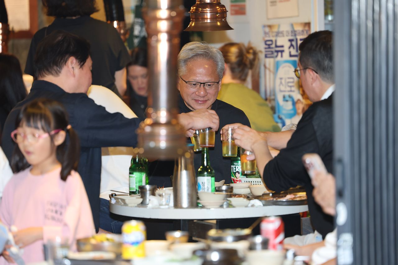 젠슨 황 엔비디아 최고경영자(CEO)가 5일 오후 서울 마포구 홍익대학교 인근의 삼겹살집에서 최태원 SK그룹 회장과 구광모 LG그룹 회장, 이해진 네이버 의장과 회동을 하고 있다. 뉴스1
