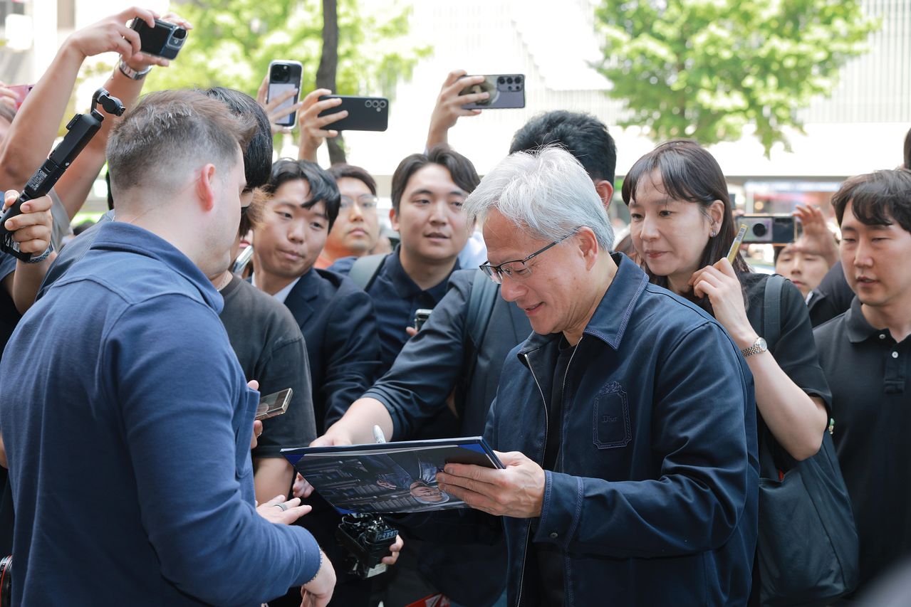 엔비디아 젠슨 황 최고경영자(CEO)가 5일 오후 서울 마포구 T1베이스 캠프를 방문하고 있다. 최기웅 기자