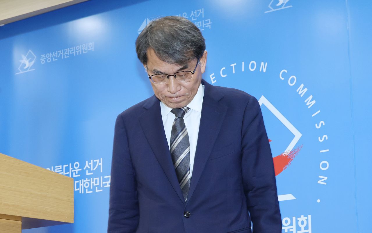 노태악 중앙선거관리위원장이 5일 경기도 과천 중앙선거관리위원회에서 투표용지 부족 사태에 대한 대국민 사과 및 사의 표명을 한 뒤 기자실을 나서고 있다. 연합뉴스