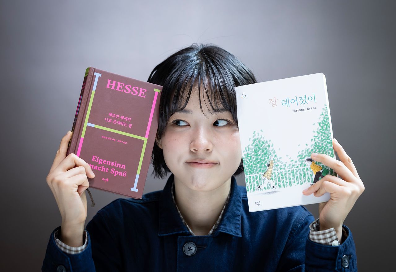 데뷔작 ‘세계의 주인’으로 영화계에 이름을 각인시킨 배우 서수빈과 책 이야기를 나눴다. 그가 지금 읽고 있는 책은 『헤르만 헤세의 나로 존재하는 법』(왼쪽)과 동화집 『잘 헤어졌어』 . 헤세의 글이 담긴 책은 ‘세계의 주인’ 윤가은 감독이 선물해 읽게 되었다고 한다. 권혁재 사진전문기자