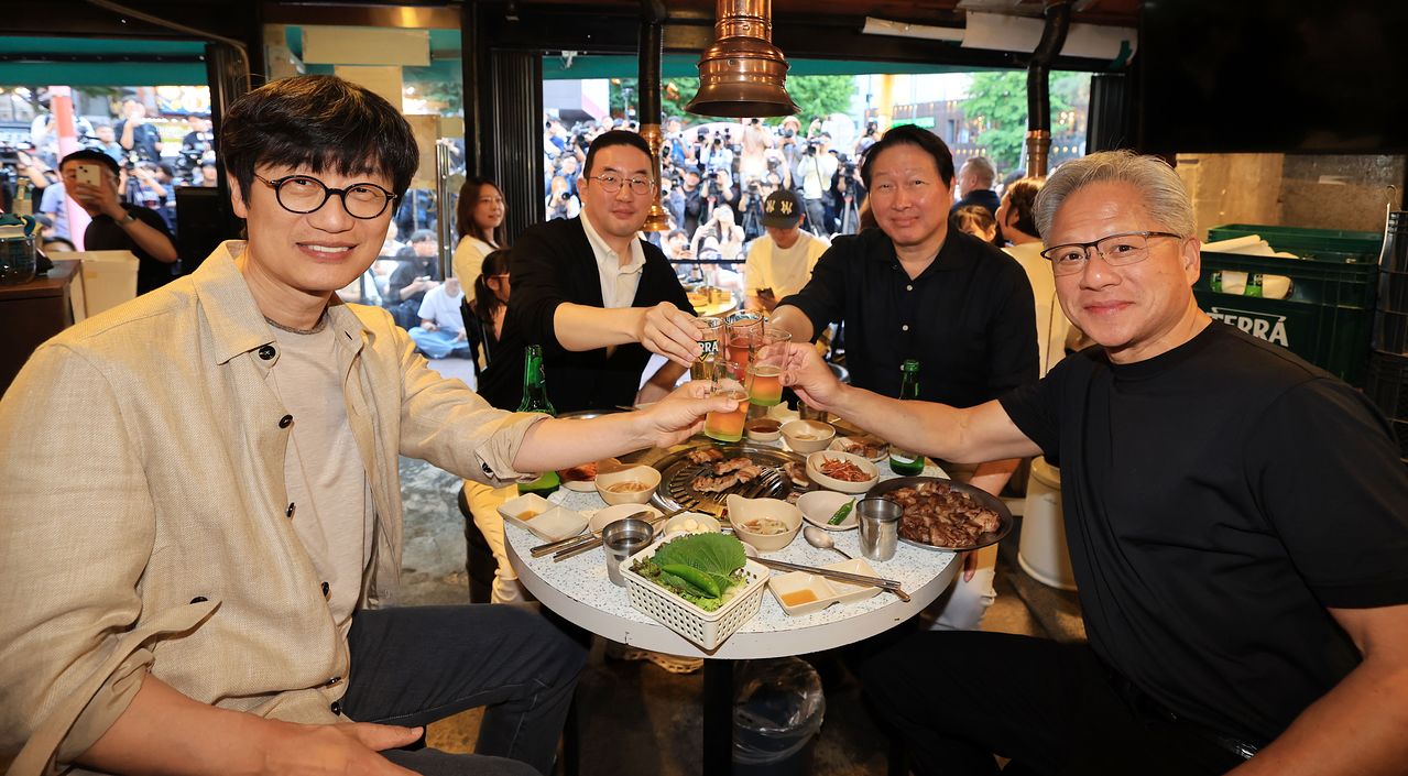 젠슨 황(오른쪽부터) 엔비디아 최고경영자(CEO)와 최태원 SK그룹 회장, 구광모 LG그룹 회장, 이해진 네이버 의장이 5일 서울 마포구 홍대 인근 삼겹살 음식점 ‘형님저요’에서 이른바 ‘삼소(삼겹살·소주) 회동’을 갖고 있다. 공동취재