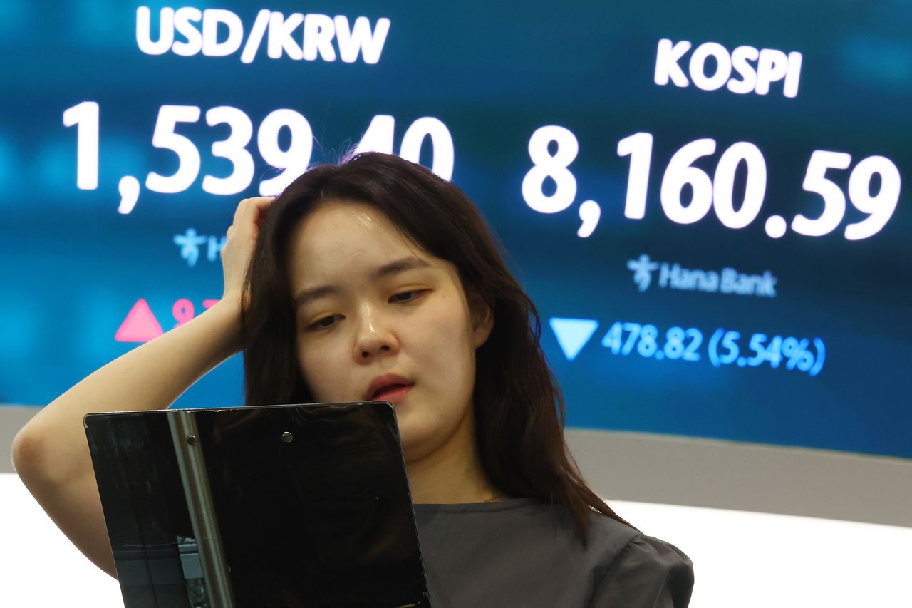 5일 서울 중구 하나은행 딜링룸 현황판에 코스피 등이 표시되고 있다. 이날 코스피는 전 거래일 대비 478.82포인트(5.54%) 내린 8,160.59에 장을 마감했다. 서울 외환시장에서 원/달러 환율은 전 거래일(1529.7원)보다 9.4원 오른 1539.1원에 주간 거래를 마쳤다. 연합뉴스.