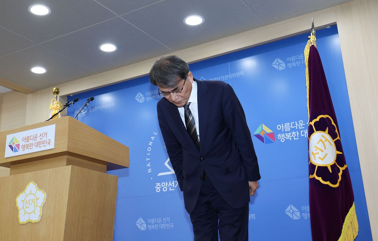 노태악 중앙선거관리위원장이 5일 경기도 과천 중앙선거관리위원회에서 투표용지 부족 사태에 대한 대국민 사과를 하고 있다. 연합뉴스