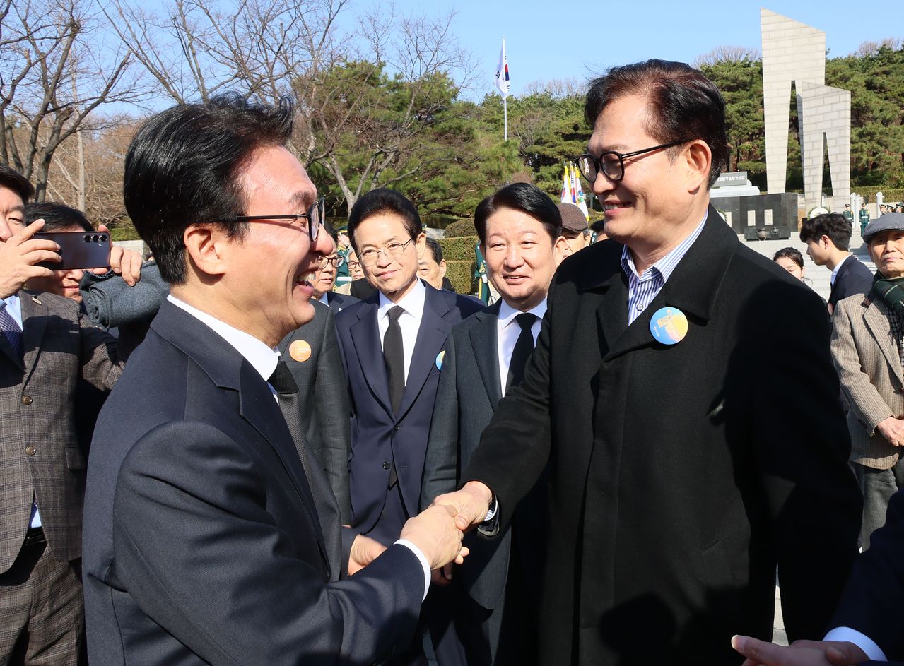 김민석 국무총리가 지난 2월 28일 대구 달서구 2·28 민주운동 기념탑에서 참배를 마친 뒤 더불어민주당 송영길 전 대표와 악수하고 있다. 사진 연합뉴스