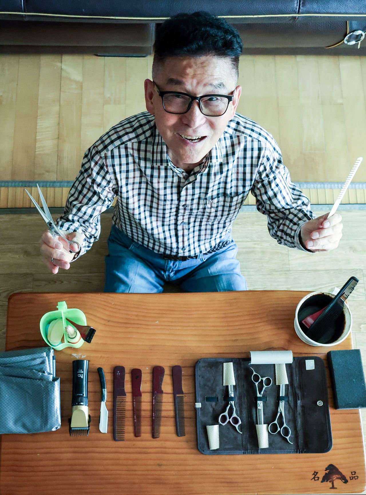 김황현이 출장 이발 때 가지고 다니는 도구들. 가위는 날이 잘 서있고, 빗과 염색통도 잘 다듬어져 있었다. 그는 이것들을 "보물"이라고 했다. 김성룡 기자