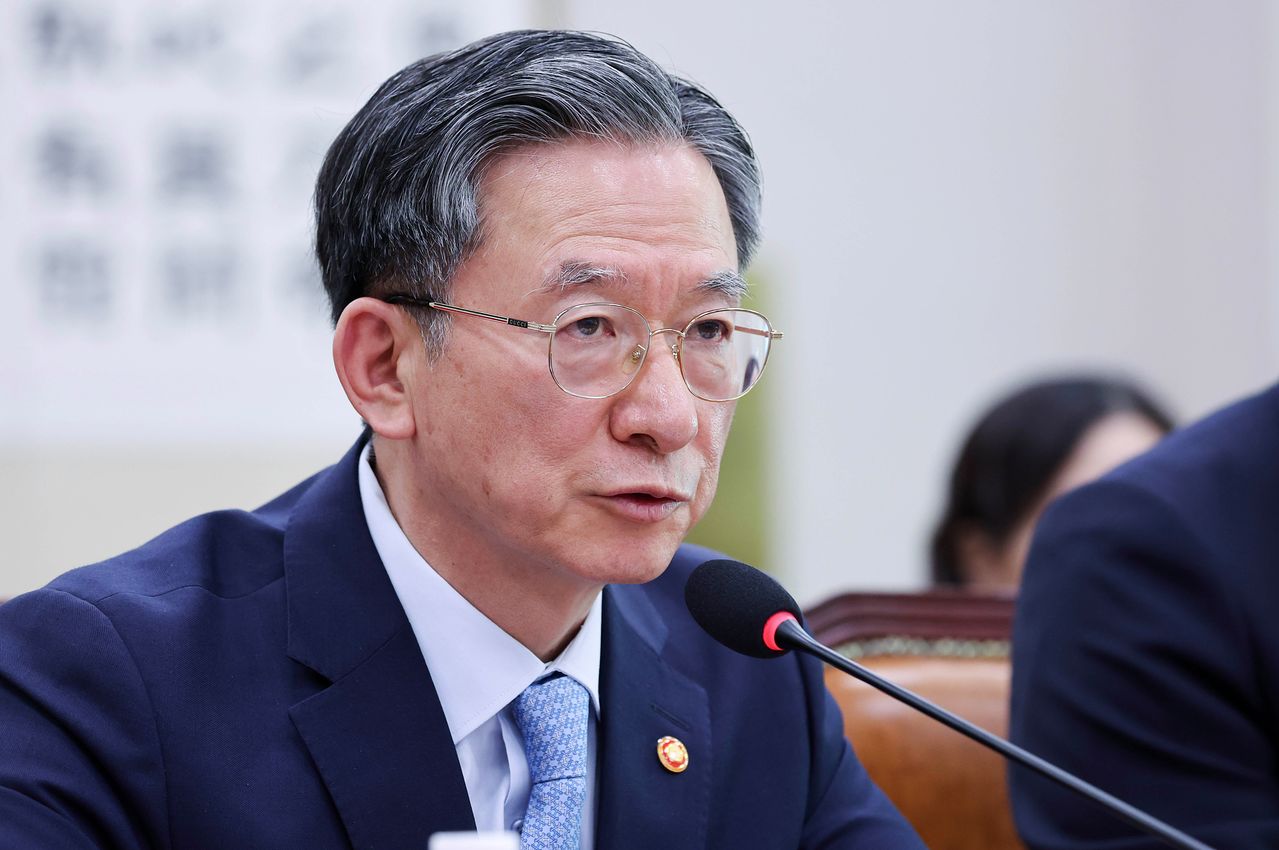 정성호 법무부 장관이 8일 국회에서 열린 법제사법위원회 전체회의에서 의원들 질의에 답하고 있다. 임현동 기자. 