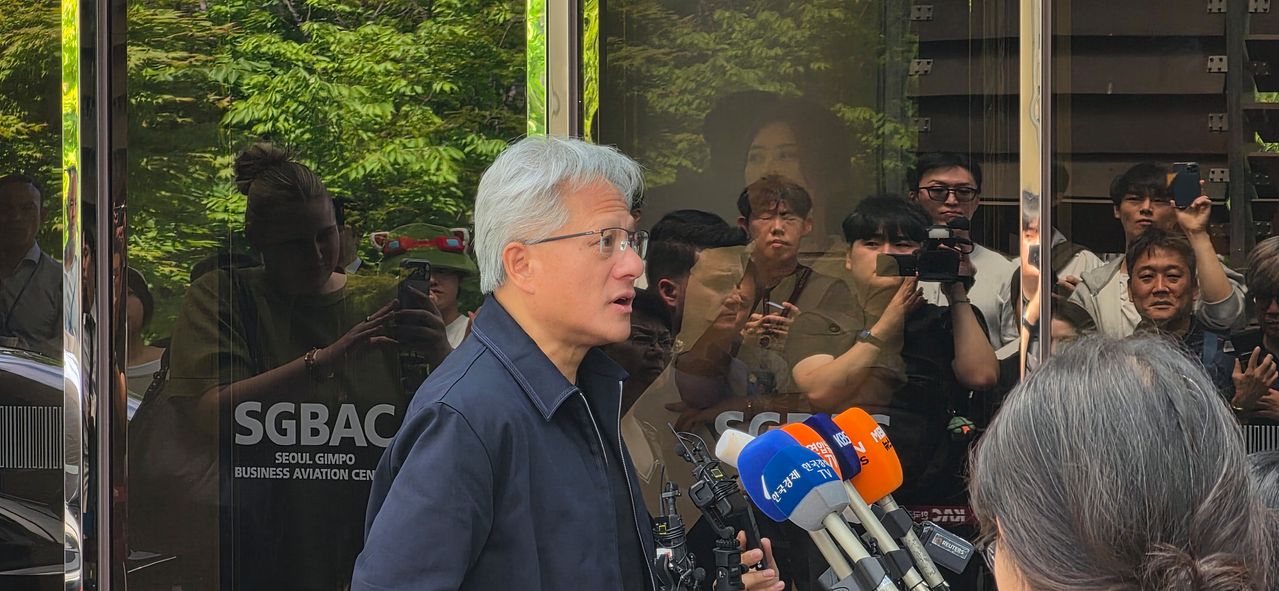 젠슨 황 엔비디아 최고경영자(CEO)가 5일 오후 1시20분쯤 김포공항에 도착해 기자회견을 하고 있다. 박영우 기자