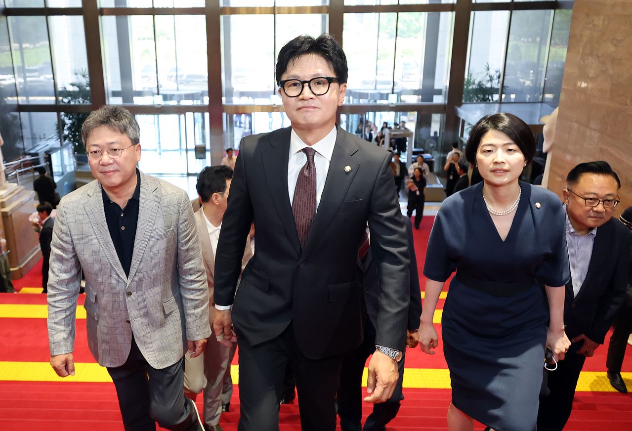 부산 북갑 국회의원 보궐선거에서 당선된 한동훈 무소속 의원이 5일 국회에서 열린 본회의에 참석하기 위해 입장하고 있다. 연합뉴스