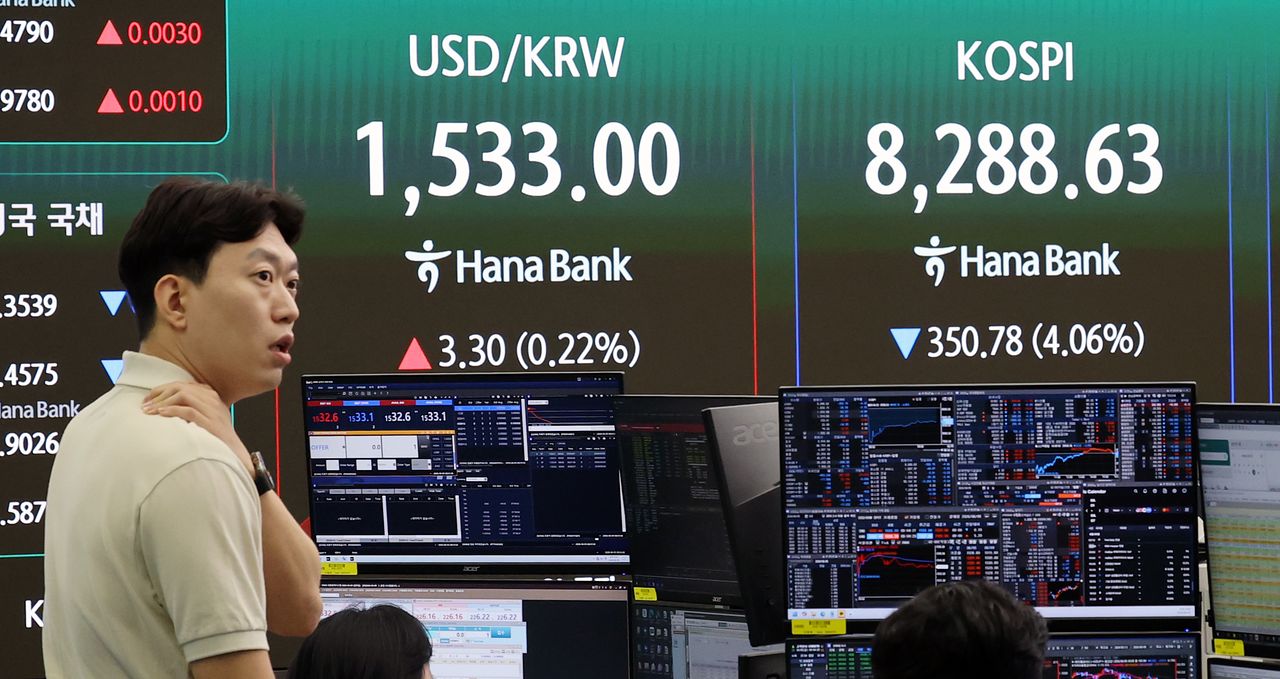 코스피 지수가 하락 출발한 5일 서울 중구 하나은행 딜링룸 전광판에 장초반 시황이 나타나고 있다. 뉴스1