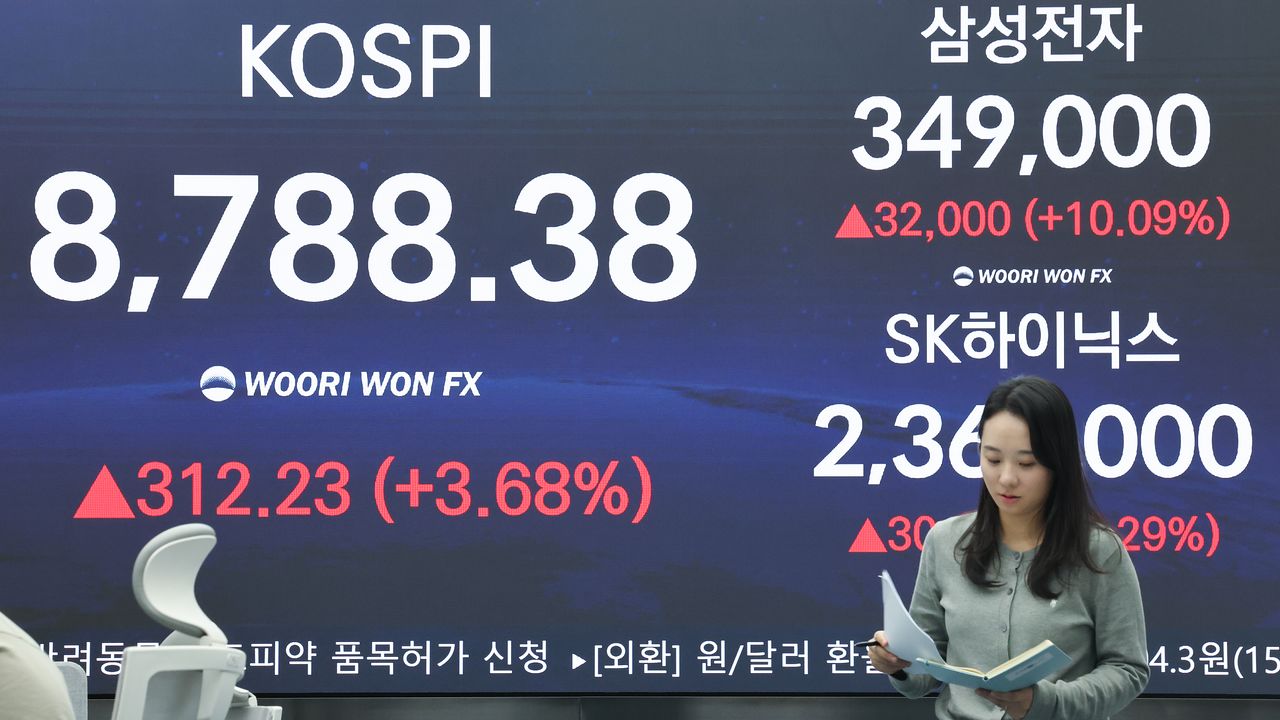 지난 1일 서울 중구 우리은행 본점 딜링룸 현황판에 코스피와 삼성전자, SK하이닉스 주가가 표시돼 있다. 연합뉴스