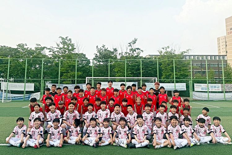 DT FC 초중등 선수들이 수업을 앞두고 환하게 웃고 있다. 사진 DT FC