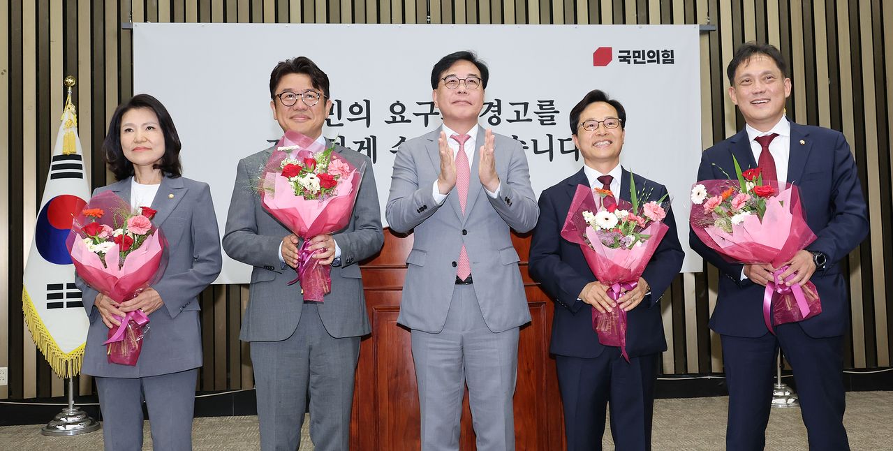 국민의힘 송언석 원내대표와 6·3 재보궐선거에서 당선된 의원들이 5일 국회에서 열린 의원총회에서 기념 촬영을 하고 있다. 왼쪽부터 대구 달성 이진숙 의원, 경기 평택을 유의동 의원, 송 원내대표, 충남 공주-부여-청양 윤용근 의원, 울산 남갑 김태규 의원. 송 원내대표는 이날 의원총회에서 사의를 표명했다. 연합뉴스