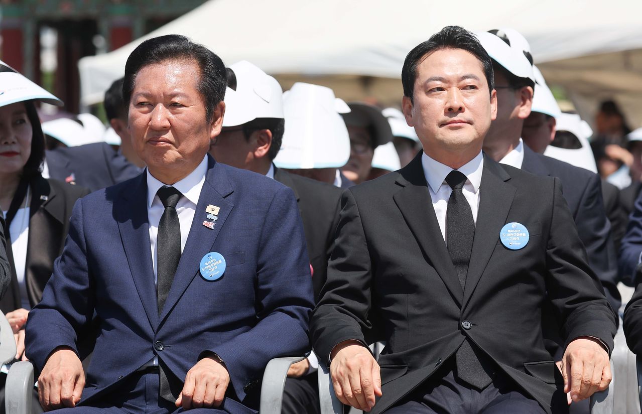 후반기 법제사법위원회를 두고 여야는 격돌을 예고했다. 사진은 지난달 18일 제46주년 5·18민주화운동 기념식에 참석한 정청래 더불어민주당 대표와 장동혁 국민의힘 대표. 청와대사진기자단