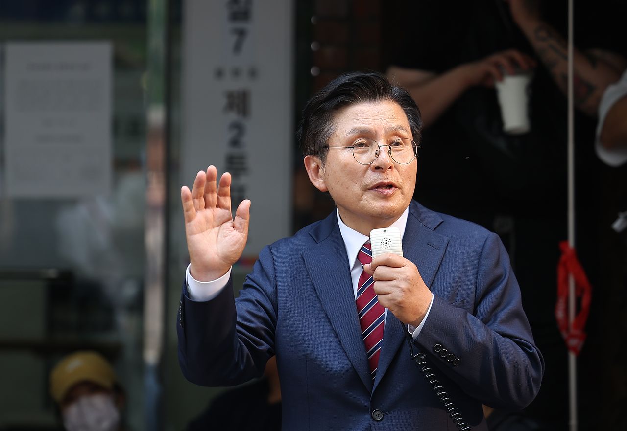황교안 자유와혁신 대표가 4일 9회 전국동시지방선거 및 국회의원 재·보궐선거 투표용지 부족으로 투표 시간이 오후 10시까지 연장됐던 서울 송파구 잠실7동 제2투표소 앞에서 발언하고 있다. 연합뉴스 
