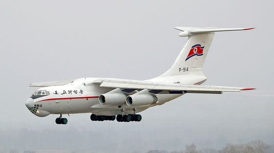 2019년 4월 러시아 블라디보스토크 공항 활주로 위로 북한 고려항공 수송기가 착륙하는 모습. 연합뉴스 