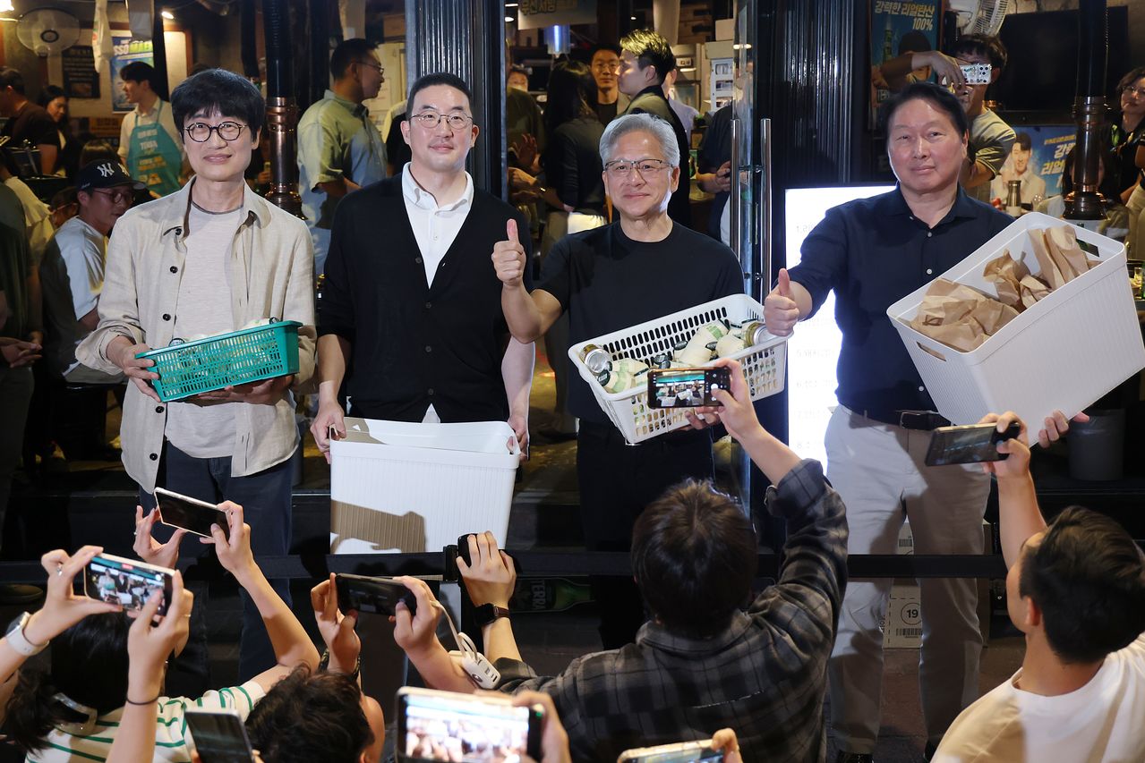 젠슨 황 엔비디아 최고경영자(CEO)가 5일 서울 마포구 홍익대학교 인근 고깃집에서 최태원 SK회장, 구광모 LG회장, 이해진 네이버 의장과 삼겹살에 소맥(소주·맥주) 회동을 하며 시민들에게 간식을 나눠주기 전 엄지손가락을 치켜들고 있다. 왼쪽부터 이 의장, 구 회장, 젠슨 황 CEO, 최 회장. 뉴스1