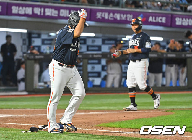 [OSEN=부산, 이석우 기자] 5일 부산 사직야구장에서 2026 신한 SOL KBO 리그 롯데 자이언츠와 한화 이글스의 경기가 열렸다. 홈팀 롯데는 로드리게스가, 방문팀 한화는 류현진이 선발 출전했다.한화 이글스 강백호가 6회초 2사 만루 밀어내기 볼넷으로 진루하고 있다. 2026.06.05 / foto0307@osen.co.kr