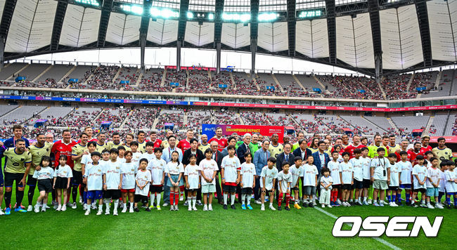[OSEN=서울월드컵경기장, 민경훈 기자] 6일 서울월드컵경기장에서 2026 챔피언스 임팩트 인 서울(2026 CHAMPIONS IMPACT IN SEOUL) 경기가 열렸다.2026 챔피언스 임팩트 인 서울은 바르셀로나 레전드 팀과 리버풀 레전드(The Reds) 팀이 맞붙는 이벤트 매치다.경기 전 그라운드 위에서 단체 포토타임이 진행되고 있다다. 2026.06.06/ rumi@osen.co.kr