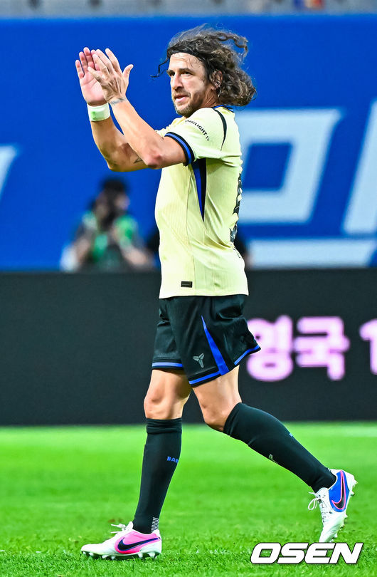 [OSEN=서울월드컵경기장, 민경훈 기자] 6일 서울월드컵경기장에서 2026 챔피언스 임팩트 인 서울(2026 CHAMPIONS IMPACT IN SEOUL) 경기가 열렸다.2026 챔피언스 임팩트 인 서울은 바르셀로나 레전드 팀과 리버풀 레전드(The Reds) 팀이 맞붙는 이벤트 매치다.후반 바르샤 레전드팀의 카를레스 푸욜이 교체되며 박수를 보내고 있다.  2026.06.06/ rumi@osen.co.kr