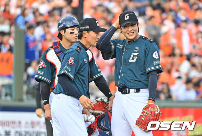 [OSEN=부산, 이석우 기자] 6일 부산 사직야구장에서 2026 신한 SOL KBO 리그 롯데 자이언츠와 한화 이글스의 경기가 열렸다. 홈팀 롯데는 이민석이, 방문팀 한화는 에르난데스가 선발 출전했다.롯데 자이언츠 선발 투수 이민석이 6회 교체되고 있다. 2026.06.06 / foto0307@osen.co.kr