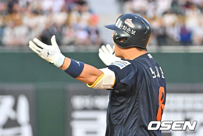 [OSEN=부산, 이석우 기자] 6일 부산 사직야구장에서 2026 신한 SOL KBO 리그 롯데 자이언츠와 한화 이글스의 경기가 열렸다. 홈팀 롯데는 이민석이, 방문팀 한화는 에르난데스가 선발 출전했다.한화 이글스 노시환이 8회초 1사 만루 우중간 동점 2타점  안타를 치고 환호하고 있다. 2026.06.06 / foto0307@osen.co.kr
