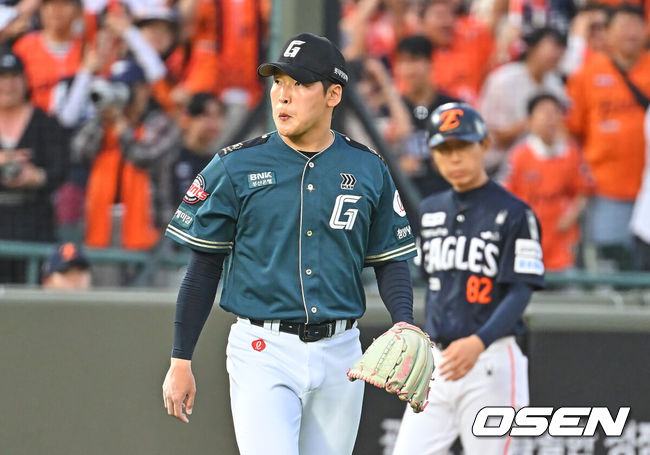 [OSEN=부산, 이석우 기자] 6일 부산 사직야구장에서 2026 신한 SOL KBO 리그 롯데 자이언츠와 한화 이글스의 경기가 열렸다. 홈팀 롯데는 이민석이, 방문팀 한화는 에르난데스가 선발 출전했다.롯데 자이언츠 최준용이 8회초 1사 만루 한화 이글스 노시환에게 우중간 동점 2타점 안타를 맞고 아쉬워하고 있다. 2026.06.06 / foto0307@osen.co.kr