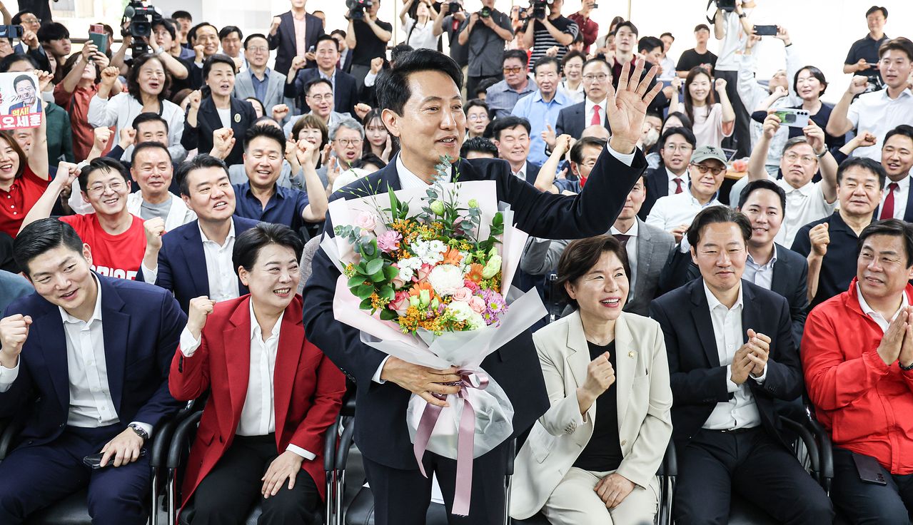 6·3 지방선거에서 서울시장에 당선된 오세훈 국민의힘 후보가 4일 오전 서울 종로구에 마련된 선거사무소에서 당선 소감 발표를 마친 뒤 기뻐하고 있다. 앞줄 가장 왼쪽에 김 의원이 앉아있다. 김경록 기자.