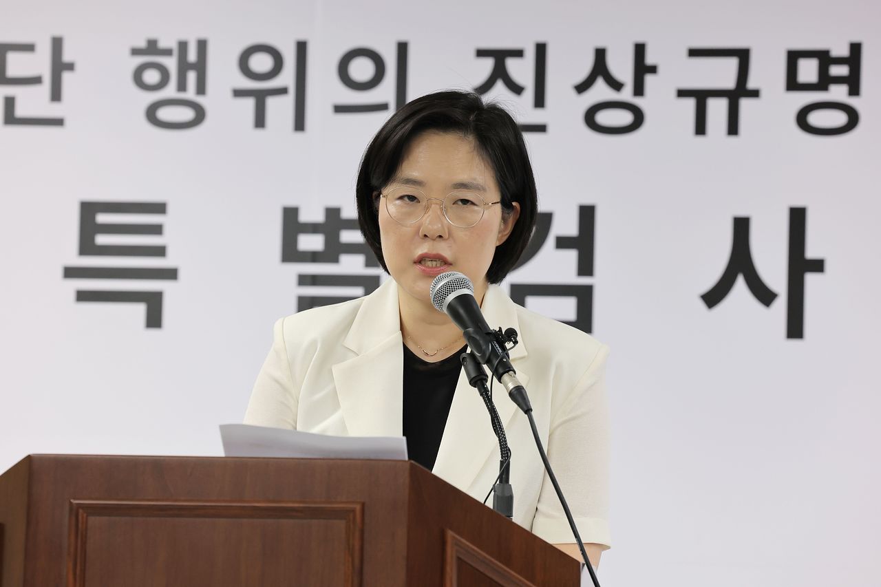 2차 종합특검사팀 김지미 특검보가 지난달 26일 과천 특검사무실에서 수사 브리핑을 하고 있다. 김 특검보는 지난 1일 브리핑에서 윤 전 대통령 출석 모습을 공개하기로 결정했다고 밝혔다. 하지만 윤 전 대통령 변호인단이 반발하자 하루 만에 공개 소환 방침 자체를 철회했다. 연합뉴스