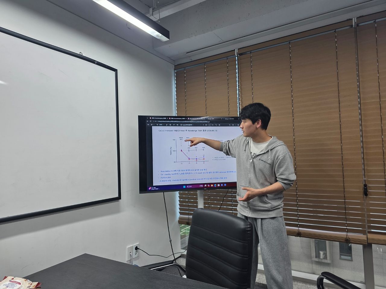 이민형 아스테로모프 대표가 지난 20일 중앙일보와의 인터뷰에서 AI모델 스페이서의 작동 원리를 설명하고 있다. 오현우 기자