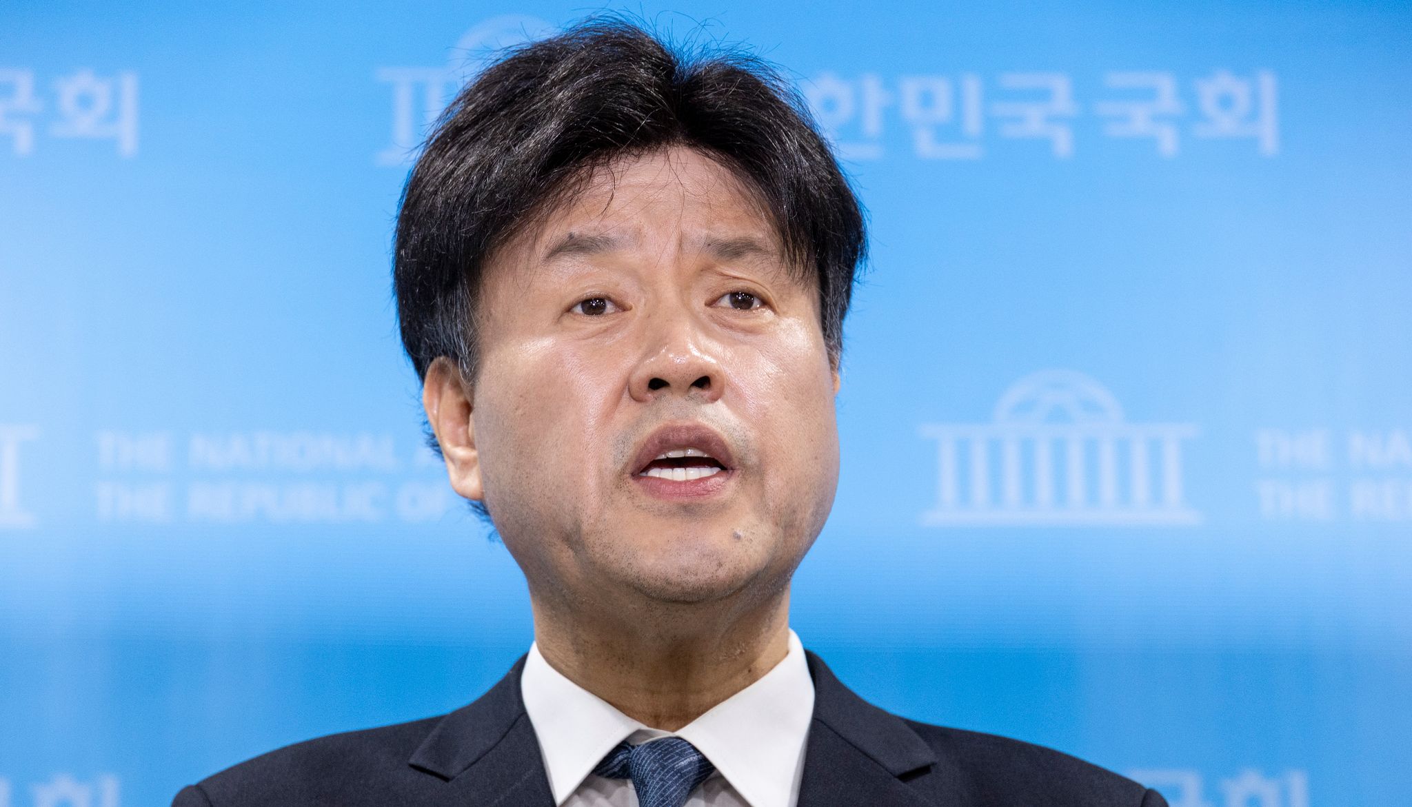 6·3 지방선거와 같이 치러질 국회의원 재·보궐 선거에 공천을 희망했다 좌절된 이재명 대통령 측근 김용 전 민주연구원 부원장이 지난달 4월 28일 국회 소통관에서 기자회견을 마친 뒤 취재진 질문에 답하고 있다. 연합뉴스
