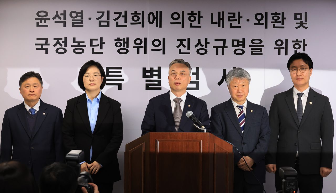 권창영 특별검사(가운데)가 지난 2월 25일 특검 현판식을 마치고 특검보들과 입장발표를 하고 있다. 오른쪽에서 두 번째가 6일 윤석열 전 대통령 조사에 참여한 권영빈 특검보. 연합뉴스