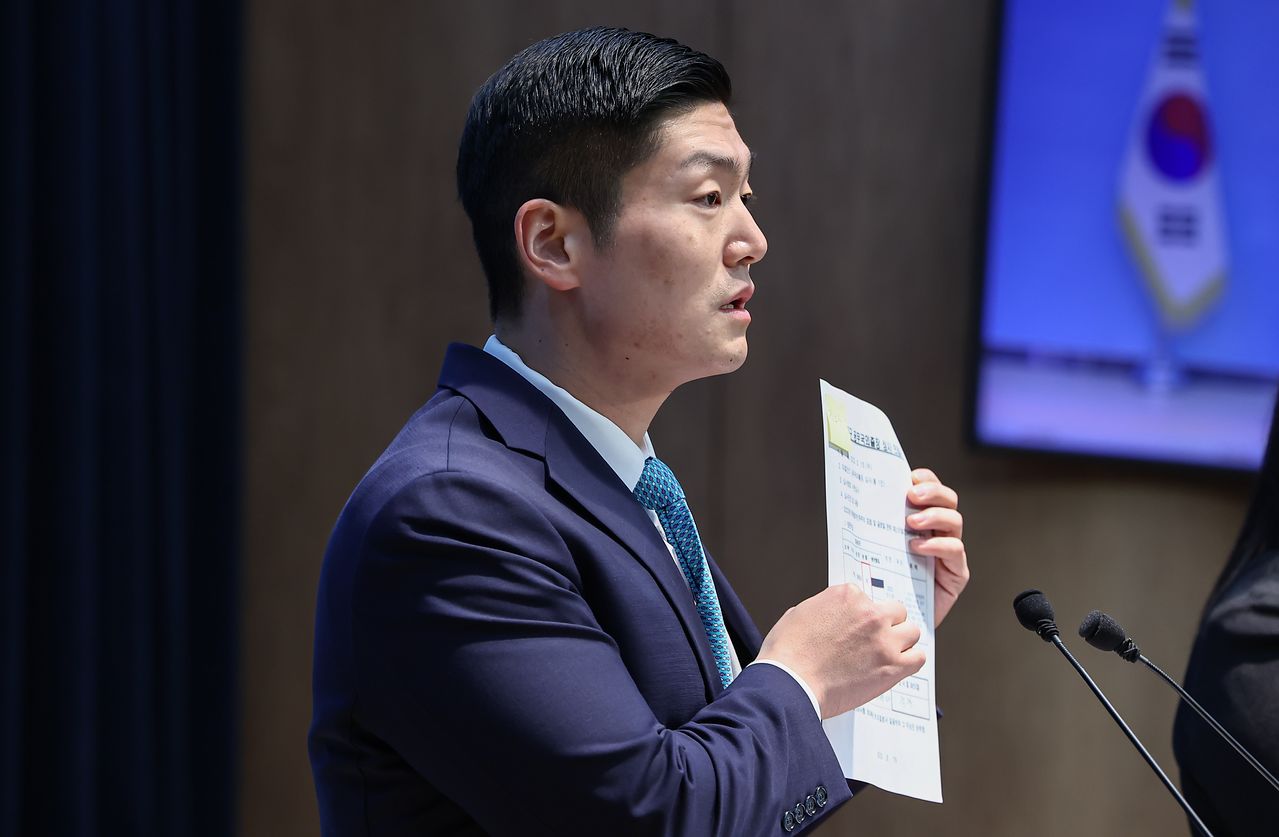김재섭 국민의힘 의원이 3월 31일 서울 여의도 소통관에서 정원오 더불어민주당 서울시장 예비후보 의혹 관련 기자회견을 하고 있다. 뉴스1