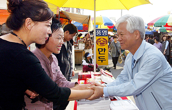 2005년 10·26 대구 동을 국회의원 재선거에 출마한 이강철 당시 열린우리당 후보가 10월 7일 대구 반야월시장에서 시민들과 악수하고 있다. 중앙포토